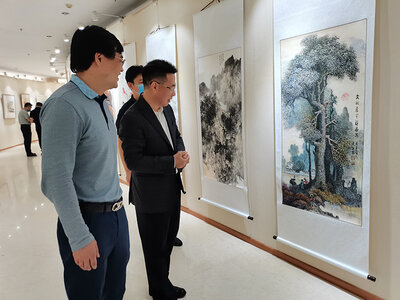 中国文联办公厅主任李翔 中国书画家联谊会主席舒乃仁观看陈福耀老师作品